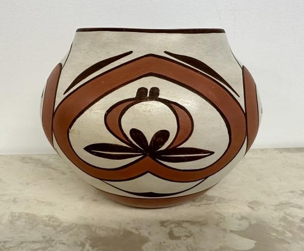 GLADYS STRATYUWE Native American Zuni pottery jar, from estate collection we are selling. Nice (1 of 6)