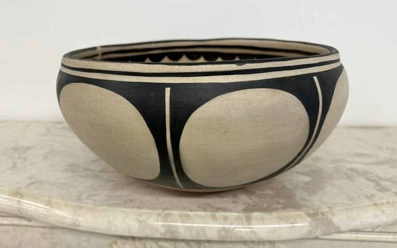ROBERT TENORIO Santo Domingo Pueblo, New Mexico pottery bowl, signed on bottom as pictured. In nice (1 of 9)
