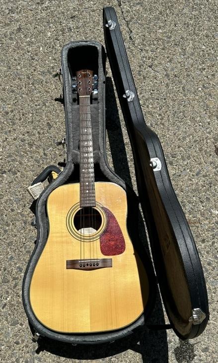 FENDER acoustic guitar Model Number DG20S NAT  Serial Number 01046334. In case, missing one string, (1 of 9)