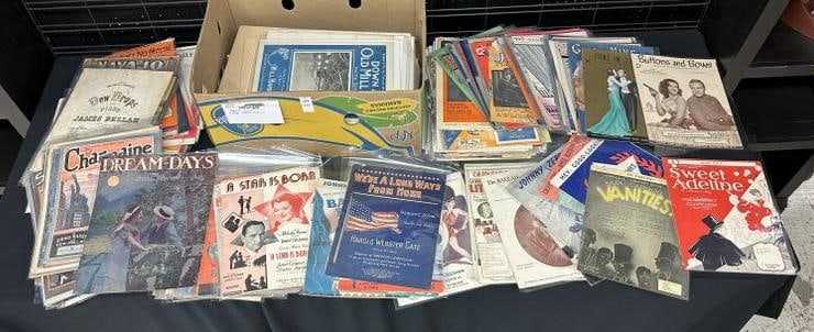 Large box of sheet music, approximately 320 pcs.: Large box of sheet music, approximately 320 pcs.
