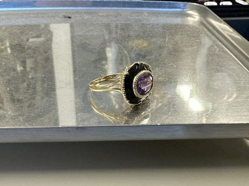10K ladies amethyst & onyx ring, from local estate, size is 9 1/2, weighs2.3 dwt. (1 of 3)