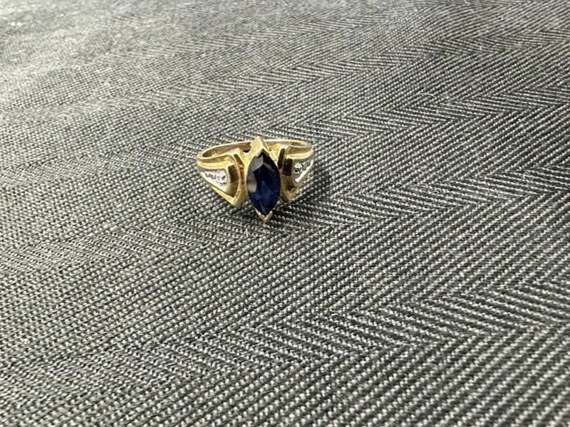 10K ladies synthetic saphire ring, weighs 1.6 dwt. From local estate.  Size is 6 1/4. (1 of 4)