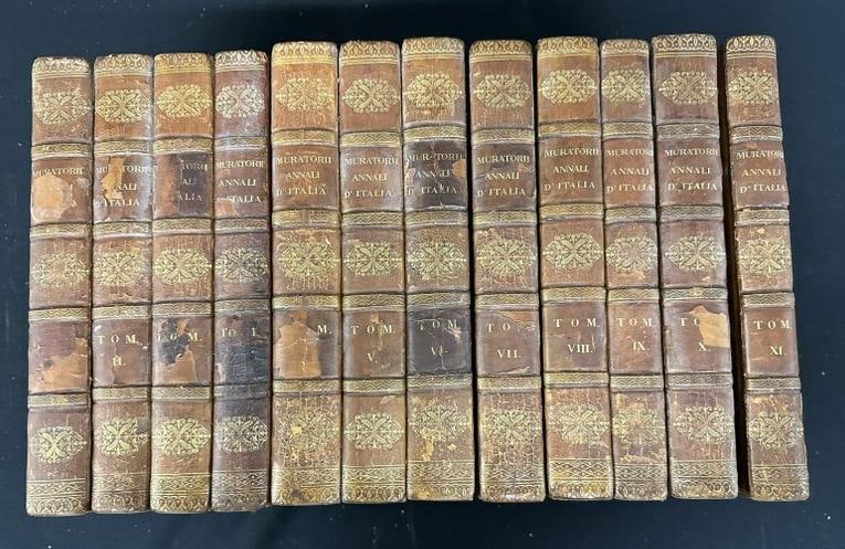 (12) volume set ( ANNALI D ITALIA DAL PRINCIPIO DELL ERA VOLGARE - Published in 1762 ) some brittle (1 of 8)