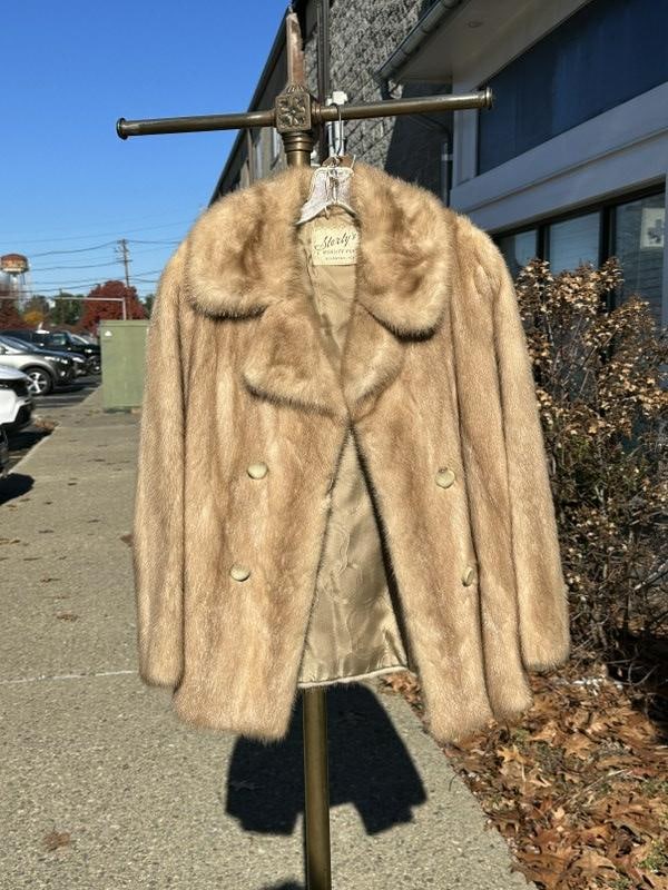 Wonderful short mink coat, from fine Kingston, N.Y. estate, always stored properly and taken care: Wonderful short mink coat, from fine Kingston, N.Y. estate, always stored properly and taken care of, purchased at STERLY FURS, Kingston, N.Y. ( old time Kingston Fur shop and storage ). Measures 27"