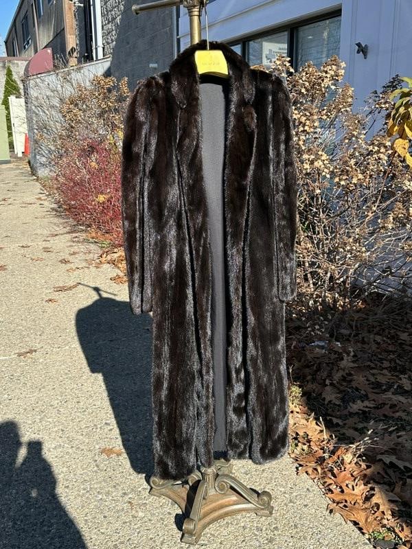 Wonderful estate fresh long mink coat, always stored properly, and taken care of, I see no damage: Wonderful estate fresh long mink coat, always stored properly, and taken care of, I see no damage issues, measures approx. 48" top to bottm, sleeves measure approx. 26" from top of shoulder to end of