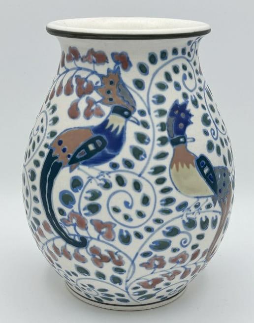 KENILWORTH STUDIOS NIPPON decorative ceramic vasewith peacocks, in fine condition, signed on bottom: KENILWORTH STUDIOS NIPPON decorative ceramic vasewith peacocks, in fine condition, signed on bottom as pictured. Measures 7" high x 6" across.