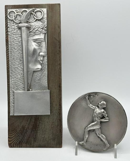2 pcs-Metal Disk (Silver Finish), 1936 Olympic Runner, Germany & Aluminum Plaque on Wood Stand, 1936 (1 of 4)