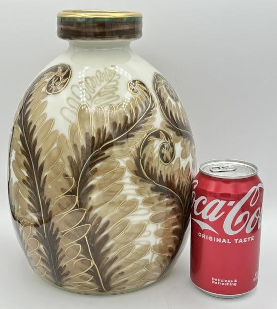 Wonderful LIMOGES France decorative porcelain vase, in fine condition, measures 10.5" high. Marked: Wonderful LIMOGES France decorative porcelain vase, in fine condition, measures 10.5" high. Marked on bottom as pictured.