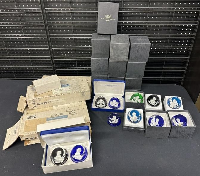 (23) FRANKLIN MINT BICENTENNIAL COLLECTION OF CAMEOS IN CRYSTAL PAPERWEIGHTS. ( most in original: (23) FRANKLIN MINT BICENTENNIAL COLLECTION OF CAMEOS IN CRYSTAL PAPERWEIGHTS. ( most in original boxes, a few not, excellent estate condition ). Just as we found them.