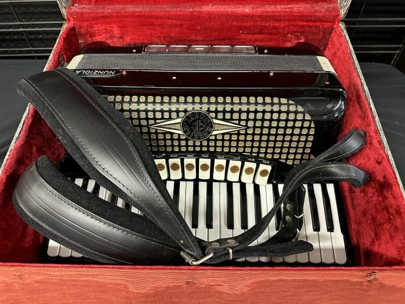 NUNZIOLA AMERICA MODEL accordian in nice estate condition, in original case, I see no damage to (1 of 7)