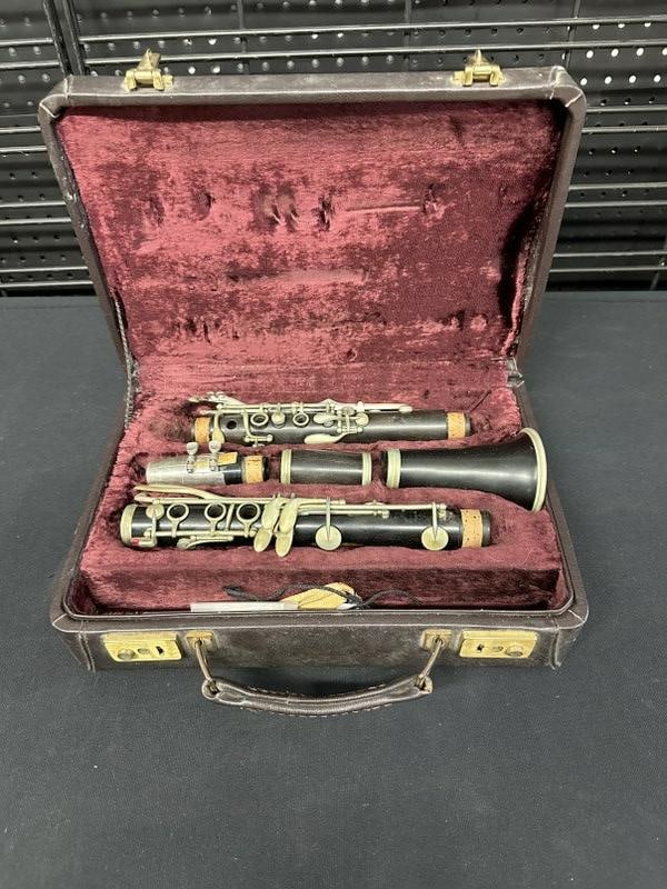 AUGUST BUFFET ( Paris ) clarinet, from local estate. A small spot that looks like a repair ( will (1 of 6)