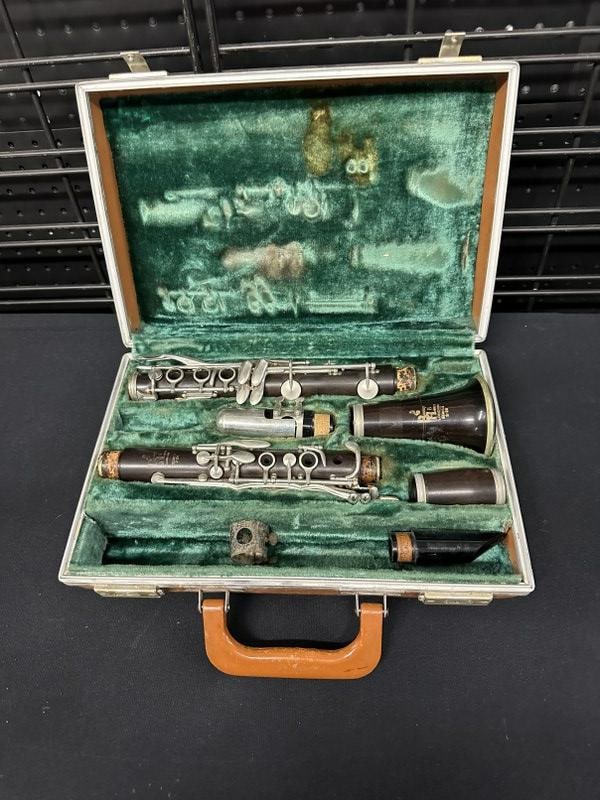 Boosey & Hawkes London clarinet in case, SERIES 2-20, from local estate, complete, no visible: Boosey & Hawkes London clarinet in case, SERIES 2-20, from local estate, complete, no visible damage. Serial Number 215758. In hard case.