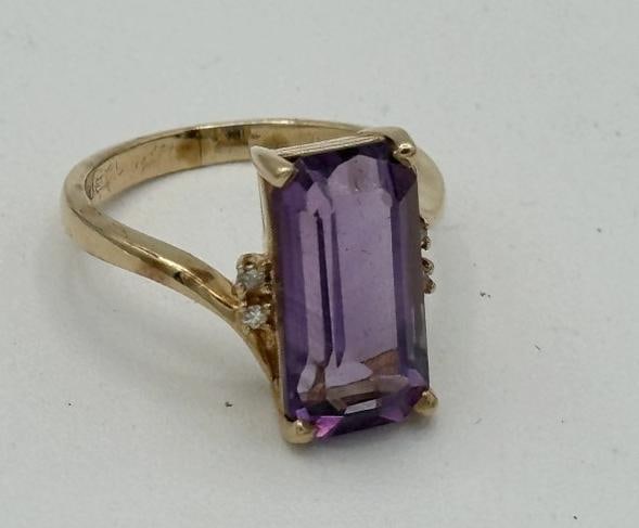 14K ladies amethyst ring with (2) diamond chips on each side. Fine estate condition, ring size is (1 of 4)