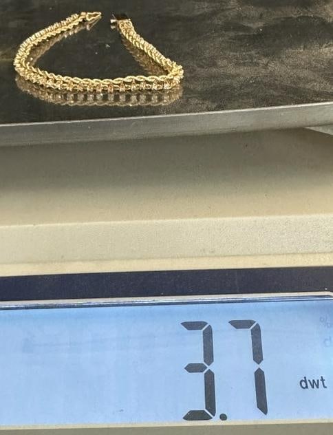 (14K) ladies 7.25" long diamond tennis bracelet, weighs 3.7 dwt. Fine condition.: (14K) ladies 7.25" long diamond tennis bracelet, weighs 3.7 dwt. Fine condition.