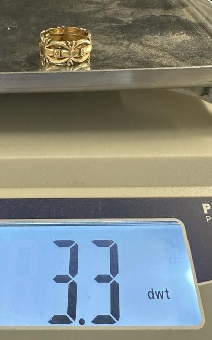 Ladies (14K) ring, weighs 3.3 dwt, size is 6. Very nice design. (1 of 4)