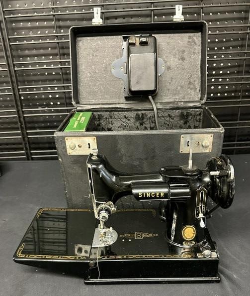 SINGER Featherweight sewing machine in case, with foot pedal and box with attachments, fine working (1 of 10)
