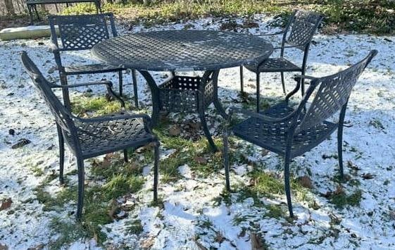 Round cast aluminum outdoor table & (4) chairs, from Hudson Valley estate, in very nice condition. (1 of 2)