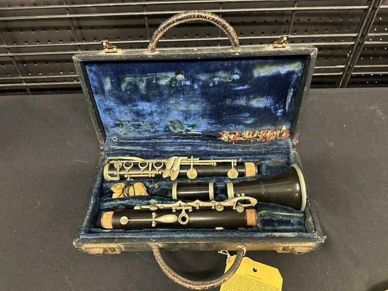 AUBERT clarinet in case, nice estate condition, serial number is 299112.: AUBERT clarinet in case, nice estate condition, serial number is 299112.