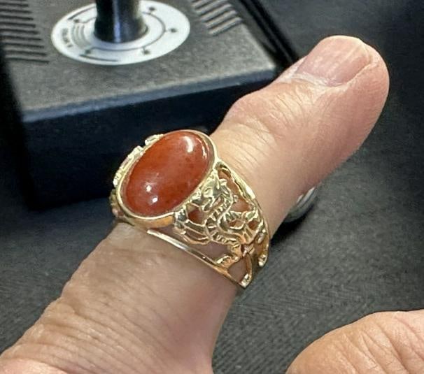 14K ring with carnelian stone, and dragon s on sides, weighs 4.4 pennyweights, from local estate. (: 14K ring with carnelian stone, and dragon s on sides, weighs 4.4 pennyweights, from local estate. ( size 7 ).
