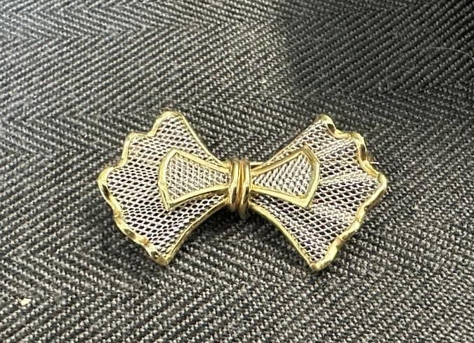 Platinum & 18K ladies bowtie brooch, from local estate, fine condition, weighs 2.7 pennyweights,: Platinum & 18K ladies bowtie brooch, from local estate, fine condition, weighs 2.7 pennyweights, measures 1.7/8" across.