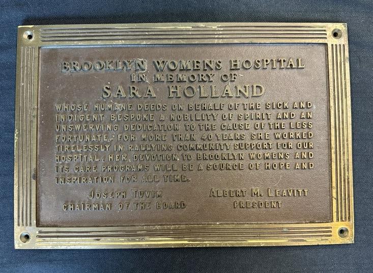 Bronze Memorial placque from the BROOKLYN WOMEN'S HOSPITAL, in Memory of Sara Holland, from family's: Bronze Memorial placque from the BROOKLYN WOMEN'S HOSPITAL, in Memory of Sara Holland, from family's estate, placque measures 10" x 15". Very nice condition.