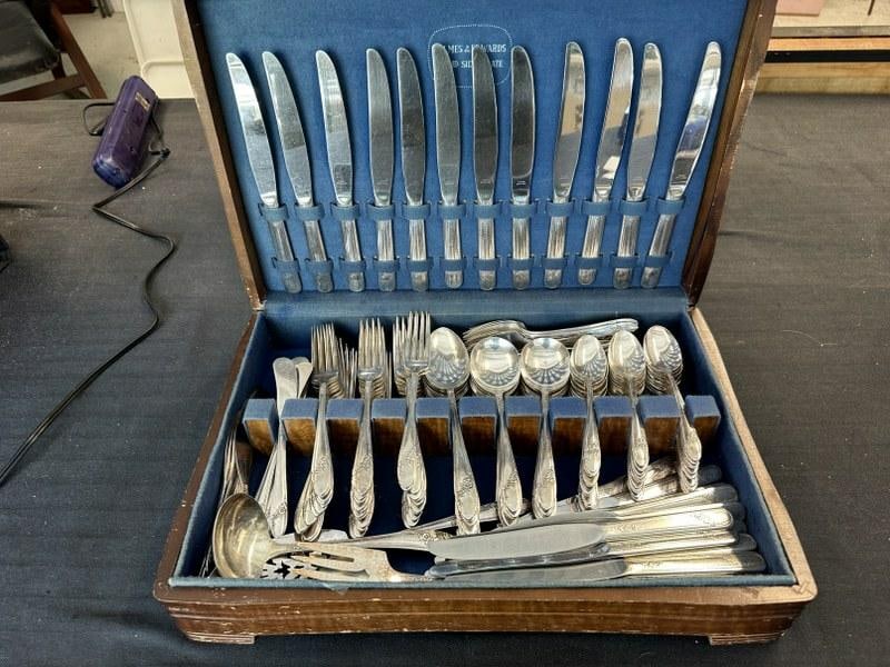 Big lot ONEIDA silver plate flatware, same pattern, maybe 3 sets….approx. 30 dinner forks…..nice (1 of 4)