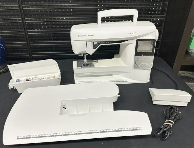 HUSQVARNA VIKING Opal 690Q Exclusive Sensor System, in very nice condition, used right up till (1 of 4)