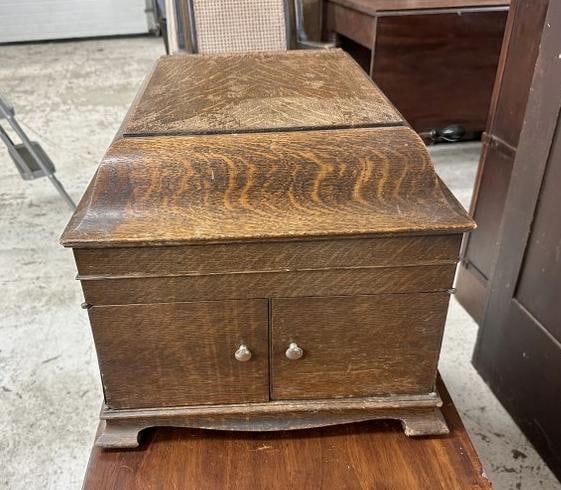 VICTOR TALKING MACHINE CO. oak case table top phonograph, Model VV-IX, working condition, body has (1 of 7)