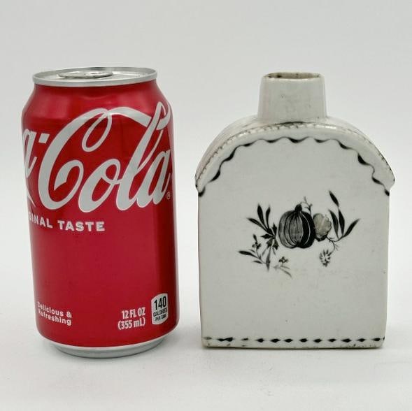 Chinese Export tea caddy (not original top ), from six generation farmhouse in Hudson Valley, (1 of 4)