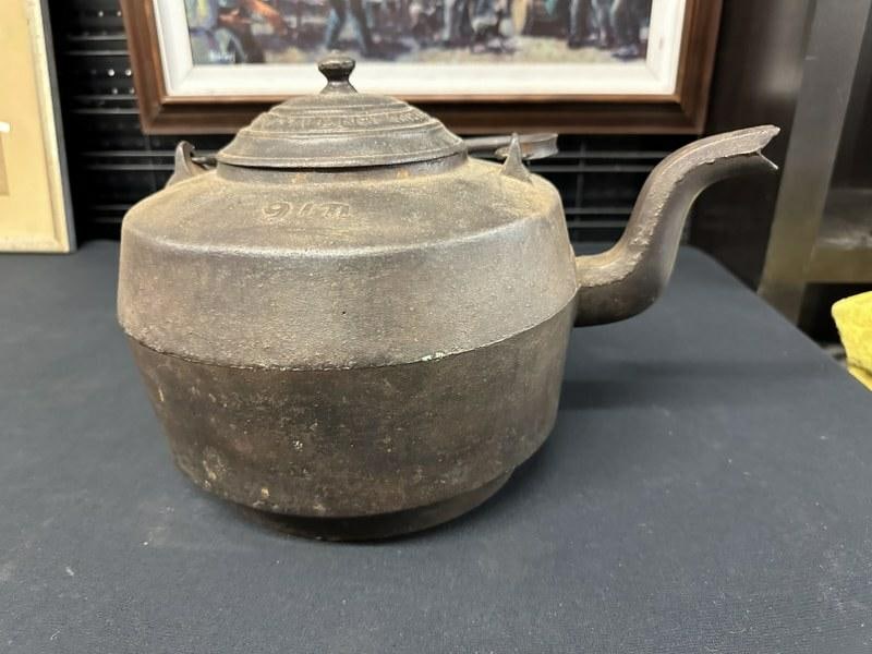 Nice old cast iron kettle with lid and handle intact, from Hudson Valley estate, measures 9" high x (1 of 5)