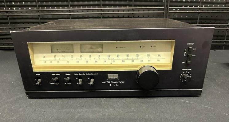 Vintage SANSUI TU-717 AM/FM Stereo Tuner, powers up, Serial Number 218032466.  All stereo & audio (1 of 6)