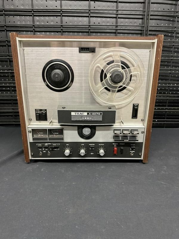 Vintage TEAC A Model 4070 Reel to Reel player/recorder, walnut body. Powers up. Serial Number is (1 of 7)