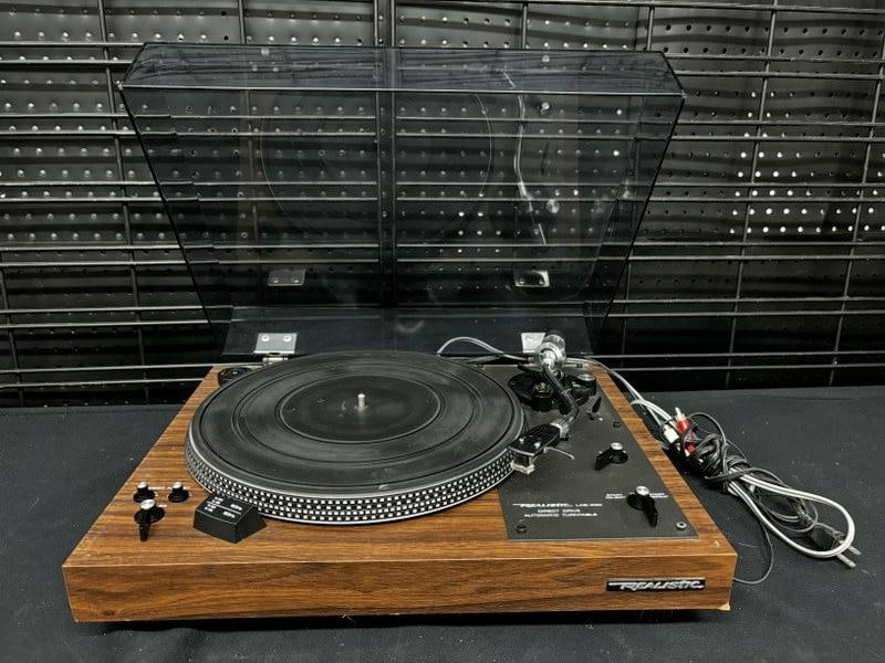 Vintage audio, Realistic Lab-400 Turntable. Serial number 1120657 A8. Unit has been plugged in and (1 of 6)