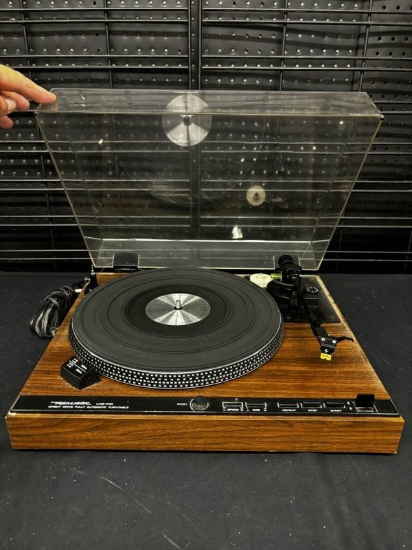 Vintage audio, Realistic Lab-440 Turntable. Serial number 8A2 164188. Unit has been plugged in and (1 of 6)