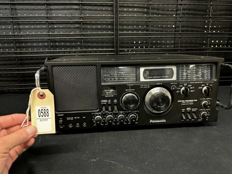 Vintage audio, Panasonic RF-4900 rack mount FM/short wave receiver. Serial number RKU2677A. Unit has (1 of 6)