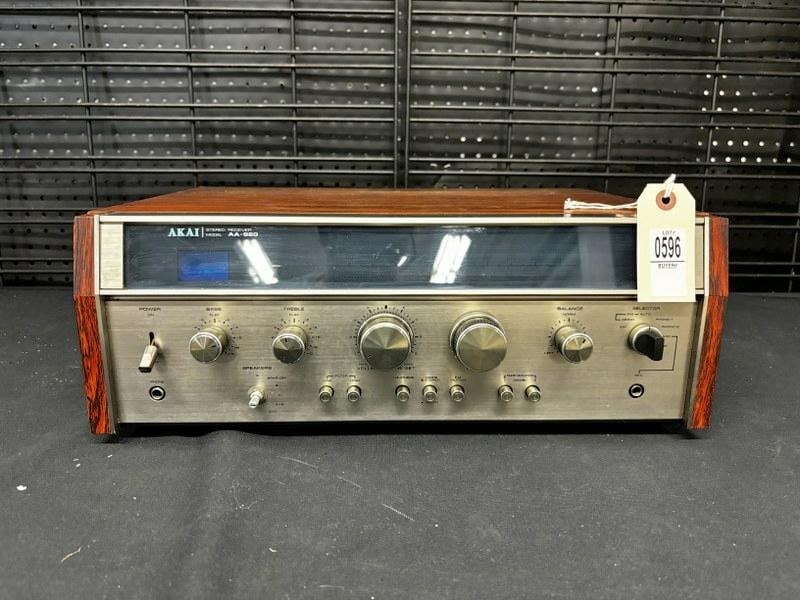 Vintage audio Akai AA 920 stereo receiver. Serial number 80734-00280. Speaker select knob is (1 of 6)