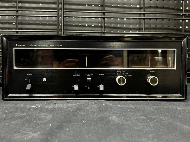 Vintage audio Sansui TU-999 stereo tuner. Serial number 011 060421. Unit powers up but has not been (1 of 7)