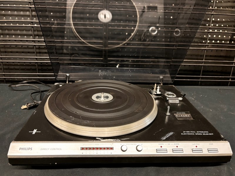 PARTS Vintage audio Philips AF-829 turntable. Missing tone-arm. Has some tape residue. Unit powers (1 of 3)