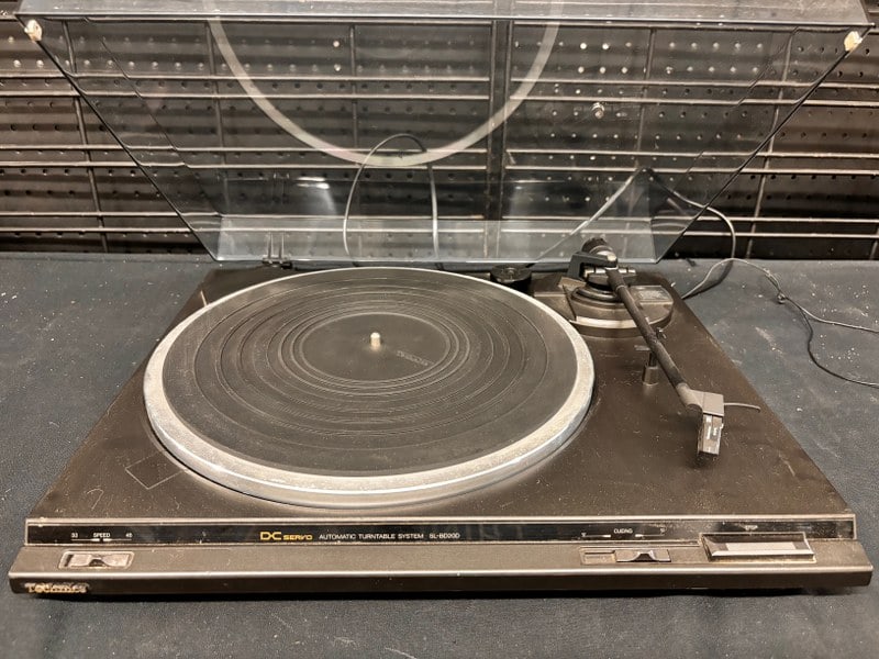 Vintage audio Technics SL SL-BD20D turntable. Serial number GF9HE04655. Unit powers up but has not (1 of 2)