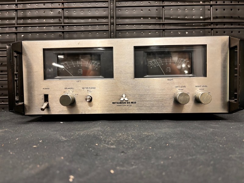 Vintage audio, Mistubishi DA-M10 power level meter. Serial number AA 102672. Unit powers up but has (1 of 7)