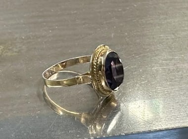 Ladies size 8 14k amethyst ring, nice estate condition, total weight is 2.5 pennyweights.