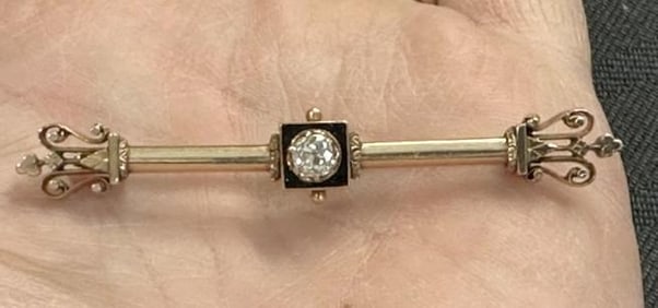 Victorian 14k bar pin with diamond in center ( approx. 40 points ), (2 prongs missing ), from local