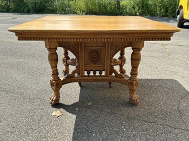 Very nice and clean circa 1910 oak dining room table with 3 leaves, beautiful golden oak,