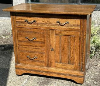 Circa 1910 oak washstand, structurally sound, nice and clean, measures 32" wide x 28" high x 16.5"