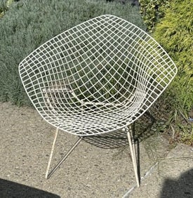 Mid Century wire outdoor chair, nice condition, from local estate, measures 33.5" arm to arm.