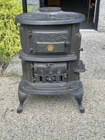 RATHBONE SORD & CO. small size cast iron parlor stove, nice condition, from local estate in Hudson