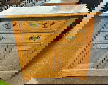 Oak washstand, circa 1910, good estate condition, structurally sound, measures 30" wide x 16" deep x