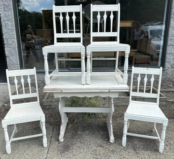 Nice size painted white country distressed dining table with (4) chairs, has pullout leaves, from (1 of 1)