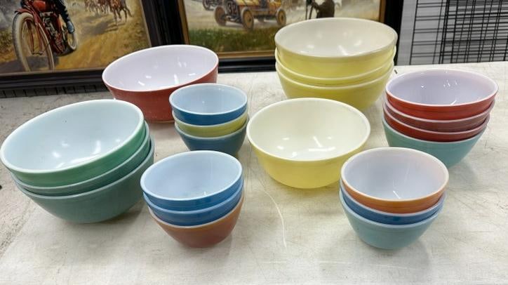 (21) PYREX mixing bowls, assorted sizes, good estate condition, some with a little fade. (1 of 2)