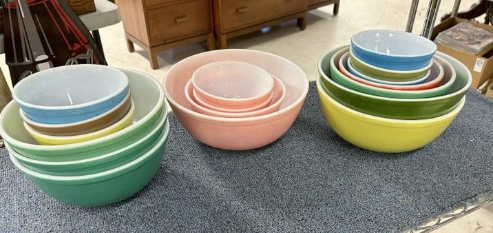 (17) PYREX mixing bowls, including pink set, good estate condition, assorted sizes. (1 of 2)